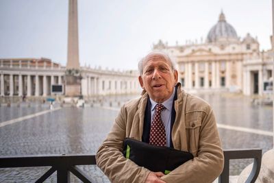 Longtime AP bureau chief Victor Simpson, who covered 5 popes, dies at 84