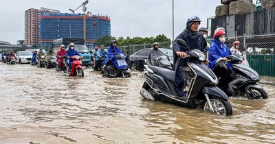 Nhiều tuyến phố Hà Nội ngập sau mưa lớn suốt đêm, xe cộ kẹt cứng qua cầu Vĩnh Tuy