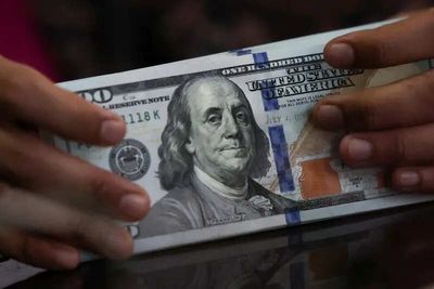 Dollar near two-week high as oil surge lifts yields, Fed hike bets