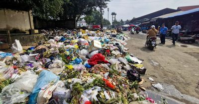 Rác thải ùn ứ quanh trung tâm Bảo Lộc