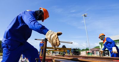 Khẩn trương lắp đặt 1km đường ray đầu tiên cho tuyến tàu điện đô thị ở Phú Quốc
