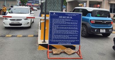 Dân phản ánh bệnh viện đặt chốt giữ xe gây ùn ứ xe cấp cứu