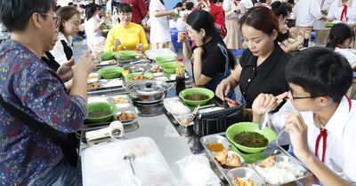 Trường học ở TP.HCM mời phụ huynh ăn cơm bán trú cùng con