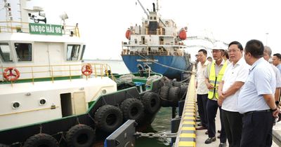Chủ tịch TP Huế khảo sát cảng nước sâu ở Quảng Trị, tính đường cho hàng hóa các khu công nghiệp phía bắc