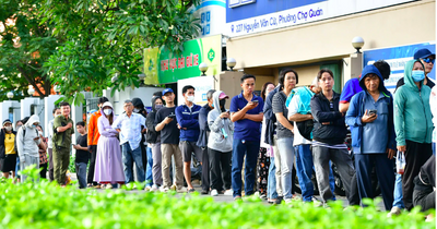 TP.HCM lý giải việc phụ huynh xếp hàng dài mua sách giáo khoa