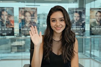 AI Actress Tilly Norwood Wants To Win an Oscar, Then Spectacularly Freezes When Asked To Do an Improv