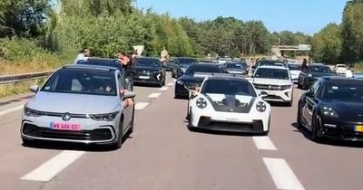 Pháp: Đoàn siêu xe dàn hàng chạy như rùa trên cao tốc