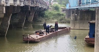 Trục vớt sà lan cuối cùng mắc kẹt dưới cầu đường sắt Mỹ Chánh