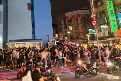 畫面曝！沈伯洋公館商圈掃街 人未到「洋流」先擠爆夜市