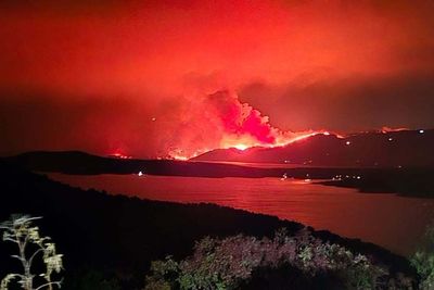 British tourists escape ‘wall of flames’ by fleeing into the sea as Croatia wildfire tears through holiday island