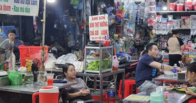 Rau, củ, thịt, cá... cùng nhích giá, bữa cơm thêm nặng gánh