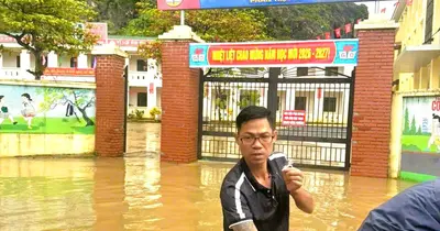 Nước sông tràn vào trường học, hàng trăm học sinh ở thôn 'ốc đảo' học online