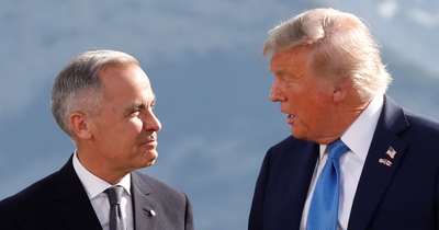 Ông Trump tặng Thủ tướng Canada chìa khóa vào Nhà Trắng, nói đùa 'coi chừng bị bắn'