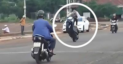 16 tuổi 'bốc đầu' xe để bạn bè biết 'mình là ai' bị công an mời làm việc