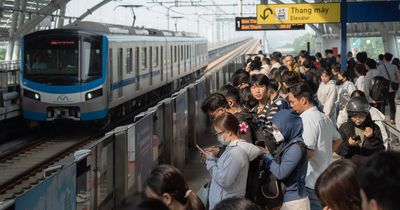 Nhiều sinh viên TP.HCM chọn metro đi học: Tiện lợi, an toàn lại tiết kiệm tiền