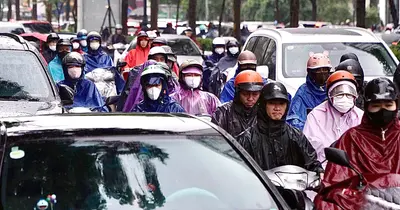 Đường phố tắc, ngập đúng giờ cao điểm, người Hà Nội đi gần 2 tiếng vẫn chưa tới được nơi làm việc