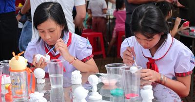 Trẻ trang trí heo đất tiết kiệm, rộn ràng đón mùa trăng yêu thương