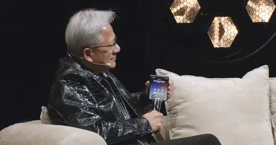 CEO Nvidia ngồi giữa sân khấu nghe điện thoại ông Trump, bật cả loa ngoài