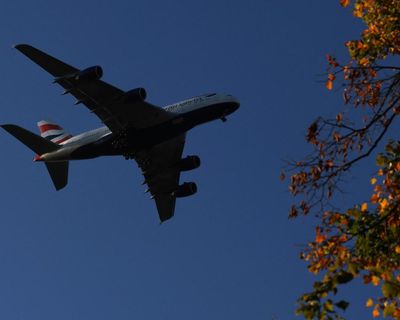 Airlines should pay for CO2 removal if Heathrow expands, say climate advisers