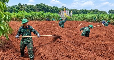 Tìm kiếm liệt sĩ có khắc tên 'NGUYỄN KIẾN' và nhóm 10 đặc công tại đồn Dốc Miếu