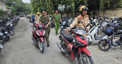 CSGT kiểm tra bãi xe Trường THPT Lê Minh Xuân đầu năm học, phát hiện 4 học sinh chạy xe trên 50cm³
