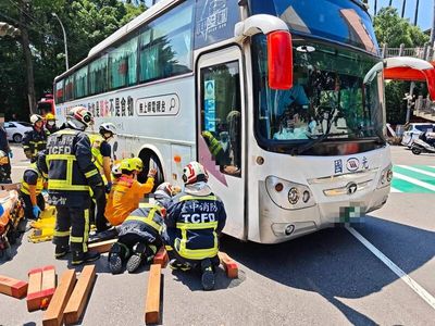 新加坡婦遭國光客運輾過命危 司機：確認沒人才轉彎