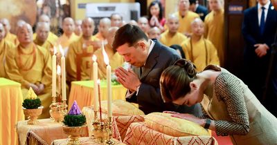 Nhà vua Thái Lan và Hoàng hậu lễ Phật tại chùa Quán Sứ