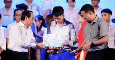 Trường ĐH Nguyễn Tất Thành trao Tiếp sức đến trường 750 triệu đồng: Làm điểm tựa đúng lúc!