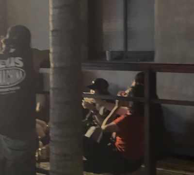 好眼熟！演唱會後路邊席地超chill 台東縣長饒慶鈴「鬆弛感」頂天