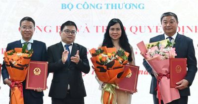 Bộ Công Thương công bố trao quyết định bổ nhiệm loạt lãnh đạo cục vụ