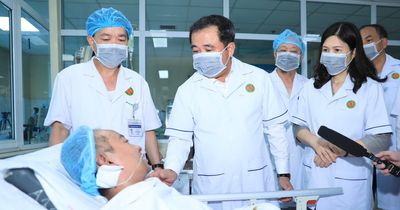 Bí thư Hà Nội vào viện thăm hỏi các nạn nhân trong vụ cháy tại Tây Hồ