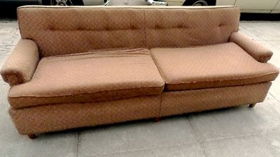 Michigan man finds a jaw-dropping $43,000 hidden inside a second-hand sofa. Doing the right thing costs him a fortune: ‘just crazy’