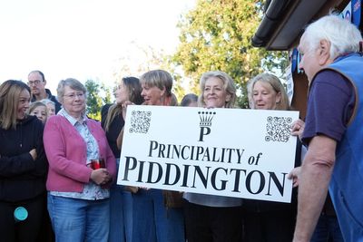 Residents of Oxfordshire town vote for symbolic independence amid asylum row