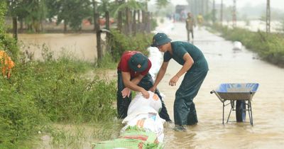 Lũ sông Bùi vượt báo động 3, hàng trăm chiến sĩ và dân dầm mưa đắp đê chống lũ ngoại thành Hà Nội