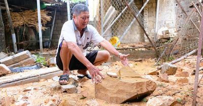 Người dân tháo chạy khi đất đá từ quả núi sau nhà ào ào lao xuống