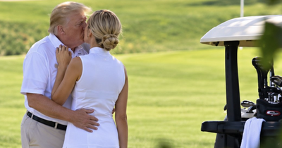 Nhà Trắng khẳng định bức ảnh ông Trump hôn trợ lý Natalie Harp là giả