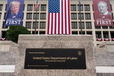 Claims for unemployment benefits drop to 196,000, lowest since mid-July as layoffs remain low