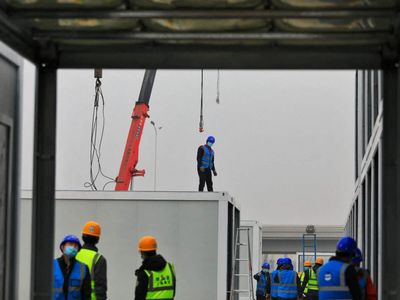 US weekly jobless claims unexpectedly fall