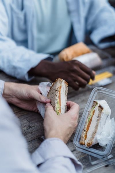 Buying Lunch Every Day vs. Packing It: What Does a Month Actually Cost?