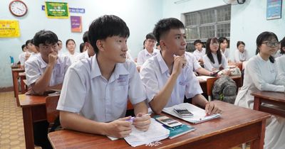 Học sinh ngày càng cao, trường học xoay xở chuyện bàn ghế ra sao?