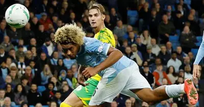 Lần đầu ra mắt, ngôi sao 17 tuổi tỏa sáng giúp Man City giành vé đi tiếp