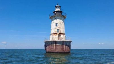 Painter pays $192,000 for 1902 lighthouse, plans to turn it into a learning hub