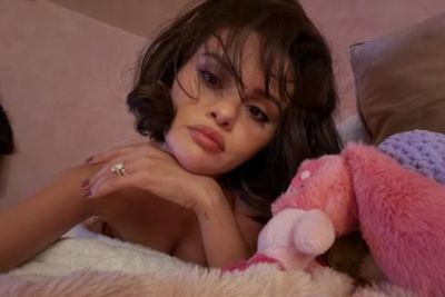 Selena Gomez Is Tired of People Wanting to 'Freeze' Her in 2016 But Critics Blame Her Changing Looks on 'Bad Choices'