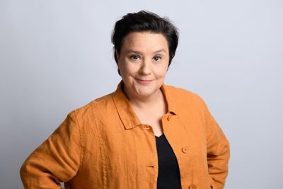 Susan Calman: Tall Tales review – comic’s first tour in 10 years is raw and riotous