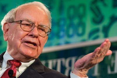 Warren Buffett Hands Over Berkshire Hathaway Chairman Role to Son Howard in Planned Succession