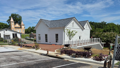 Georgia city moves pre-Civil War house for hotel; $500,000 restoration turns it into coffee shop