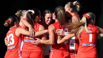 Swans move clear in AFLW top four, Bulldogs snare win