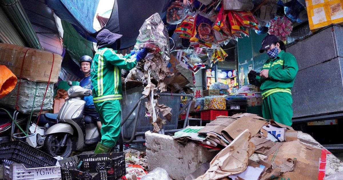 Chợ Vinh ngổn ngang rác hàng hóa sau trận mưa kỷ lục