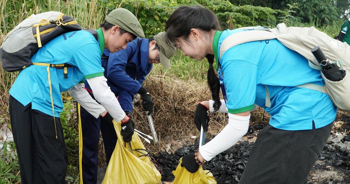 Chung tay chung sức nhặt rác, làm sạch môi trường
