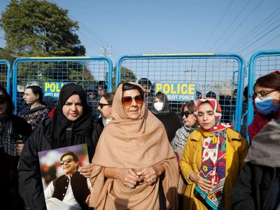 Police arrest Pakistan ex-PM Imran Khan's sister in Lahore ahead of party's planned march